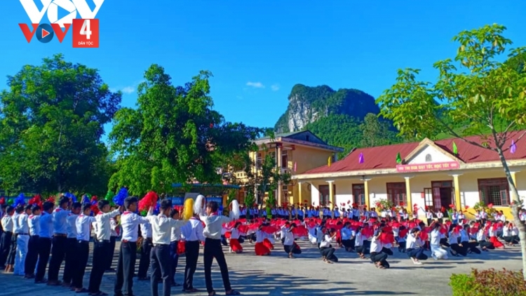 QUẢNG BÌNH LÊY CHA MÊẾT CHẤT LƯỢNG P’TOO PA CHOOM BHIỆC HỌC SINH LỚP 6 CẮH CHOOM ĐỌC, XRẶ