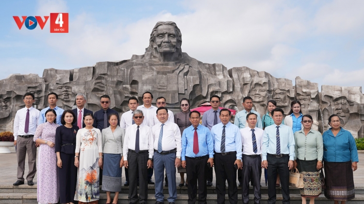 BH’CỘ HĐND TỈNH CHĂMPASAK (LÀO) BĂT HƯƠNG ĐHỊ TƯỢNG ĐÀI AMẾ VIỆT NAM ANH HÙNG THÀNH PHỐ TAM KỲ (QUẢNG NAM)