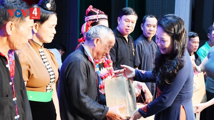 THỨ TRƯỞNG, PHÓ CHỦ NHIỆM UỶ BAN ACOON COH NÔNG THỊ HÀ TR’LUM LÂNG APÊÊ ĐẠI BIỂU MANUYH VÊY BẤC NGAI CHĂP COH TỈNH ĐIỆN BIÊN