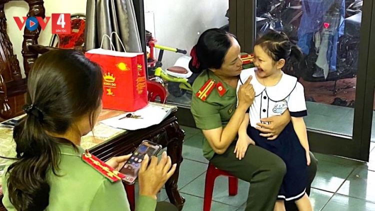 Phụ nữ Gia Lai tận tâm đỡ đầu trẻ mồ côi và dạy chữ trong vùng dân tộc thiểu số