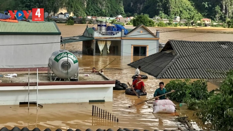 Mưa lũ kinh hoàng, gần 40 hộ dân ở Thuận Châu (Sơn La), nước vẫn ngập đến nóc nhà