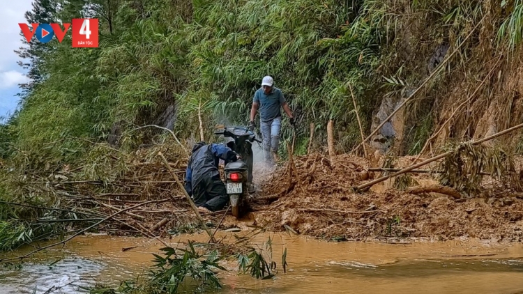 Mưa lớn gây ách tắc quốc lộ 32 đi Mù Cang Chải (Yên Bái)