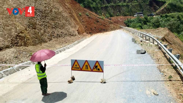 Sạt lở gây ách tắc giao thông ở Lai Châu