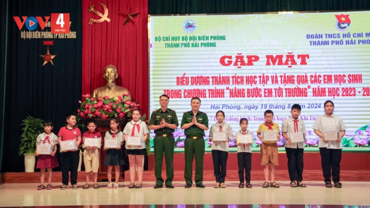 Bộ đội Biên phòng thành phố Hải Phòng gặp mặt, biểu dương các em học sinh trong chương trình "Nâng bước em tới trường" năm học 2023 – 2024.