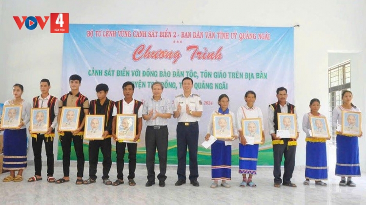 Vùng Cảnh sát biển 2 tặng 50 suất quà cho đồng bào DTTS Quảng Ngãi