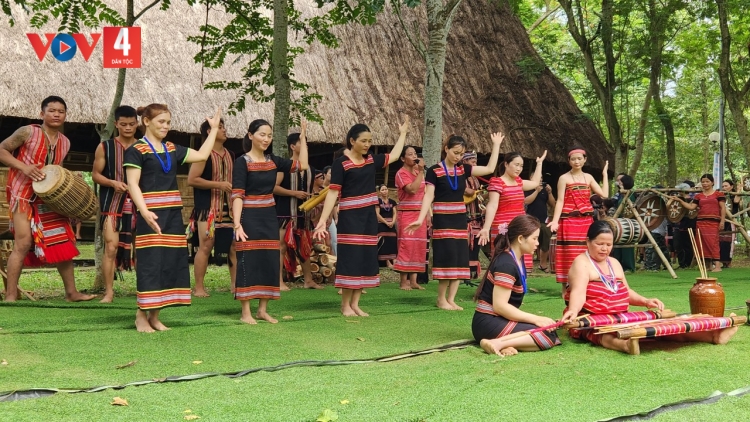 Dân ca - Món ăn tinh thần phong phú của người Giẻ - Triêng