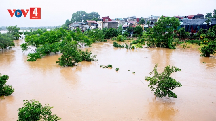 Tình người trong cơn bão lũ miền Bắc