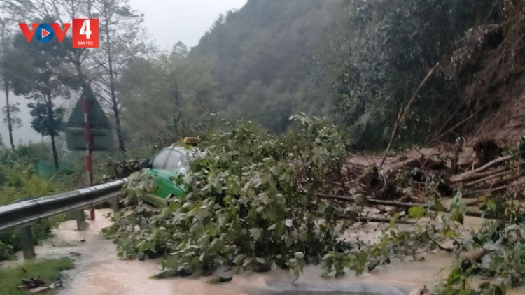 Xuất hiện sạt lở lớn trên đèo Ô Quy Hồ, giao thông giữa Lai Châu và Lào Cai tạm thời chia cắt