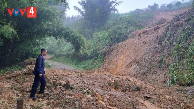 Lào Cai: Sạt lở đất tại Sa Pa làm 8 người chết, mất tích; 9 người bị thương.