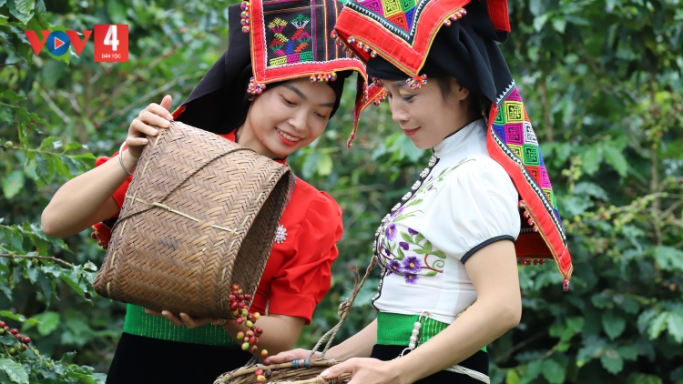 PỈ NOỌNG NHÌNH SƠN LA KHẢM KHỎ, XÉNG KHỬN HẾT CHÀU 