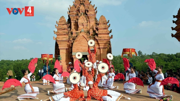 Múa Chăm: "BẾN NƯỚC TÌNH YÊU"  