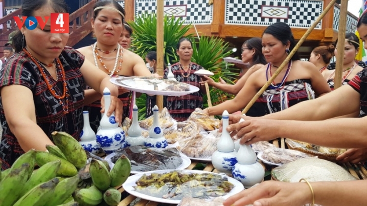 CHẤC LÊY C’LÂNG BH’RỢ ZƯ LÊY J’NIÊNG A’PÊẾ CH’NA HA BHƯY K’MOÓCH ÂNG MANỨIH CƠ TU