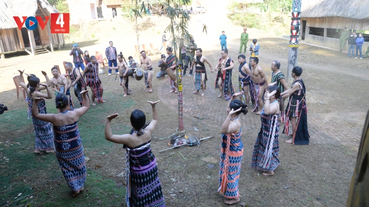 TRÊN BẾN SÔNG QUÊ  