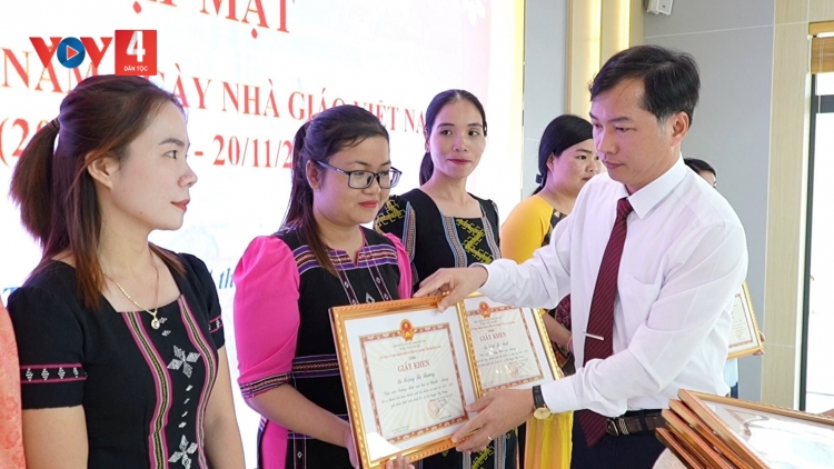 TÂY GIANG: TR’LUM, HƠNH DEH THẦY CÔ GIÁO TR’HAANH LIÊM CHOOM