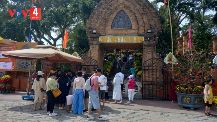 DU LỊCH KHÁNH HÒA BƠƠN 1.350 TỶ ĐỒNG BÊL TẾT ẤT TỴ