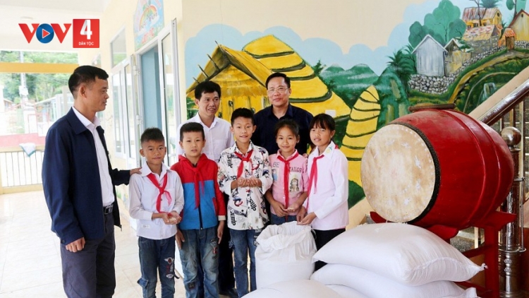 HỌC SINH MANUYH ACOON COH ĂT BÁN TRÚ, NỘI TRÚ VÊY TA ĐOỌNG 15KG CH’NEH/C’XÊÊ, ĐƯƠI CĂH LÂH 9 C’XÊÊ/C’MOO HỌC