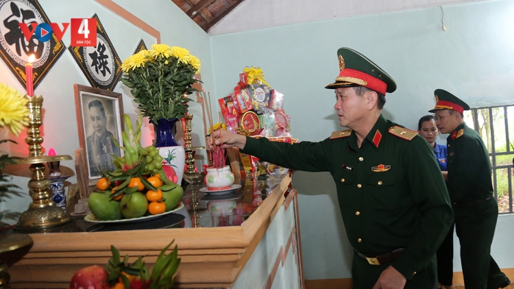 TƯ LỆNH QUÂN KHU 5 BĂT HƯƠNG, CHĂP HAY TRUNG TƯỚNG PHẠM KIỆT LÂNG ĐỘI VIÊN ĐỘI DU KÍCH BA TƠ