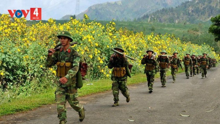 CÙNG HÀNH QUÂN GIỮA MÙA XUÂN