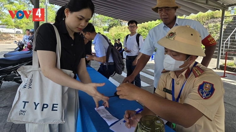 CÔNG AN ĐÀ NẴNG BHRỢ G’LUH SÁT HẠCH PAY ĐOỌNG BHA AR LÁI XE G’LUH TR’NƠƠP XANG BÊL BƠƠN ĐƠP BH’RỢ TƠỢ NGÀNH GIAO THÔNG