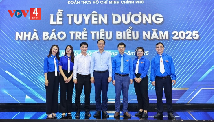 ĐOÀN ĐHA ĐHÂM C’MOR CHÍNH PHỦ HAANH DEH 50 NHÀ BÁO P’NIÊN TR’HAANH