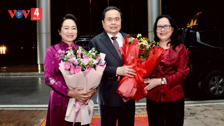 CHỦ TỊCH QUỐC HỘI TRẦN THANH MẪN DƯR LƯƠT PÂH HỘI NGHỊ APÊÊ CHỦ TỊCH QUỐC HỘI BHA LANG K’TIÊC ĐHỊ THỤY SĨ