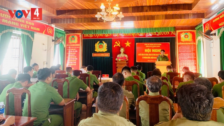 CÔNG AN CHR’VAL ĐÔNG GIANG K’ĐƯƠI ĐHANUÔR PA ĐỚP 5 BÊỆ SÚNG ÂNG APÊÊ MA BHRỢ