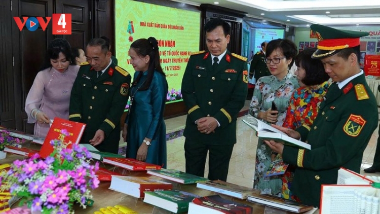 ĐONG XUẤT BẢN QUÂN ĐỘI NHÂN DÂN P’CĂH ĐỢ SÁCH HAANH DEH 80 C’MOO CÁCH MẠNG C’XÊÊ T’COOL LÂNG QUỐC KHÁNH 2/9