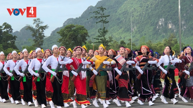 LÂH 16.300 CÁN BỘ, CHIẾN SĨ PA CHOOM DIỄU BINH HƠNH DEH QUỐC KHÁNH 2/9