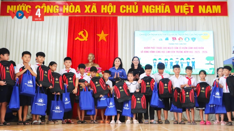 កឹងធើគិតគូរ និងជំនួយកម្លាំងប្អូនៗបានទៅសាលារៀន។