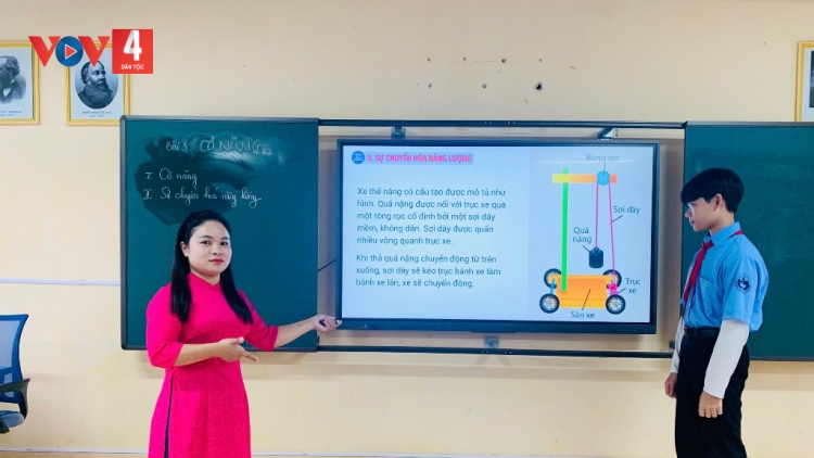 CÔ GIÁO P’NIÊN T’BHLÂNG ĐƯƠI CÔNG NGHỆ THÔNG TIN OOY GIẢNG DẠY