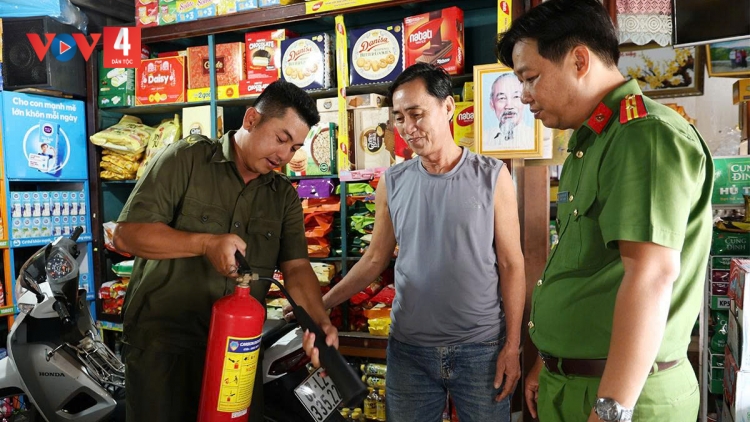 ប្រធានក្រុមការពារសន្តិសុខសណ្តាប់ធ្នាប់មូលដ្ឋាននៅខេត្តអាងយ៉ាង