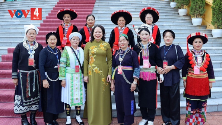 PHÓ CHỦ TỊCH NƯỚC VÕ THỊ ÁNH XUÂN LUM MĂT C’BHUH ĐẠI BIỂU ACOON COH TR’HAANH TỈNH CAO BẰNG