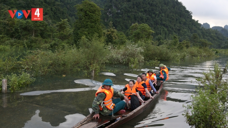 CÔ GIÁO BHẶ K’COON K’TỨI PÊÊ CHU BOỌ BHUÔNG LƯƠT DZANG TUH ĐOỌNG CHÔ MOOT OOY VÊÊL DẠY HỌC