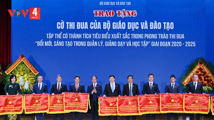 CHỦ TỊCH NƯỚC LƯƠNG CƯỜNG PÂH BHIỆC BHAN HƠNH DEH T’NGAY NHÀ GIÁO VIỆT NAM 