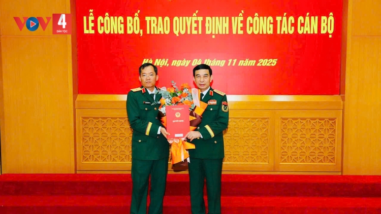 CHÍNH ỦY QUÂN KHU 5 BƠƠN PA DZOOC HÀM THIẾU TƯỚNG