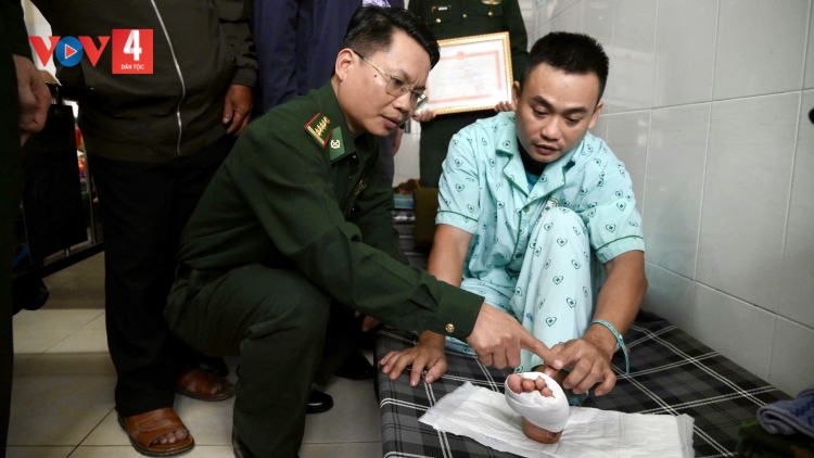 CHER ĐOỌNG BẰNG KHEN THIẾU TÁ BIÊN PHÒNG GRƠƠ NHOOL CHÔ MOOT ĐHỊ ZR’LỤ TUH BHLONG TRÔNG DÂC ĐHANUÔR