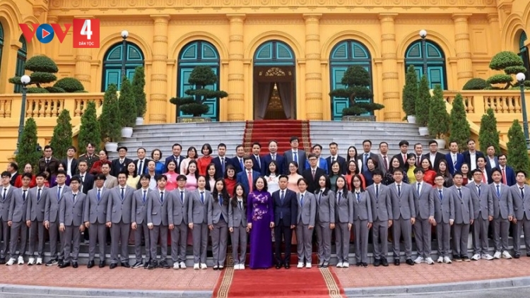 PHÓ CHỦ TỊCH NƯỚC LƯM LÂNG CHER HUÂN CHƯƠNG LAO ĐỘNG ĐOỌNG HA HỌC SINH BƠƠN CHA NER OLYMPIC