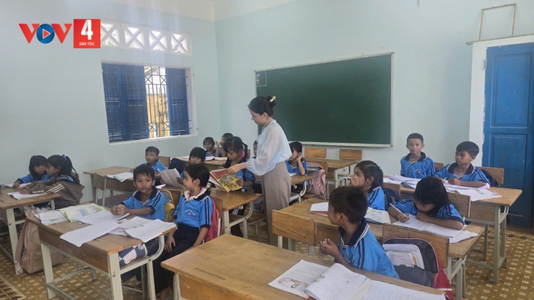 MANUYH CHĂM, BA NA COH CANH TIẾN TR’XĂL ĐƯƠI VÊY ĐIỆN