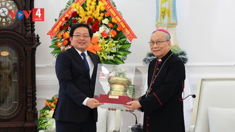 PHÓ THỦ TƯỚNG HỒ QUỐC DŨNG LƯM, HƠNH DEH GIÁNG SINH ĐHỊ TÒA TỔNG GIÁM MỤC HUẾ