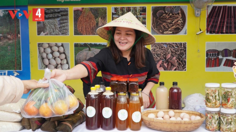 HUẾ: PHIÊN CHỢ  ZR'LỤ DA DING CA COONG P'TÊÊT ĐƯƠI DUA BH'NƠƠN BH'RỢ DA DING CA COONG
