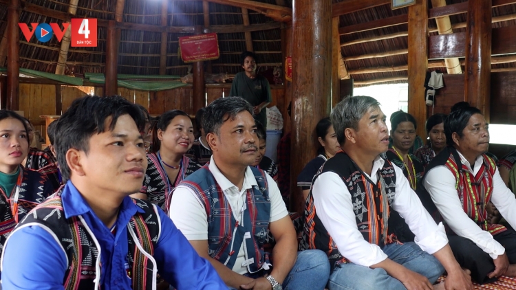 RAU RƠƠM TƠỢ CA NOONG K’TIẾC AVƯƠNG PA GƠI TƯỚC ĐẠI HỘI ĐẢNG