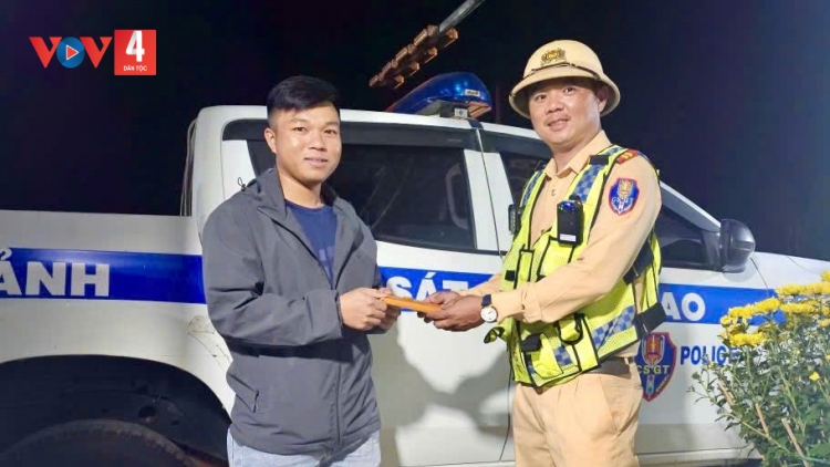 CSGT QUẢNG NGÃI BƠƠN CHƠƠIH ĐIỆN THOẠI, CHÊÊC AĐOO C’LA PA CHÔ ĐOỌNG   