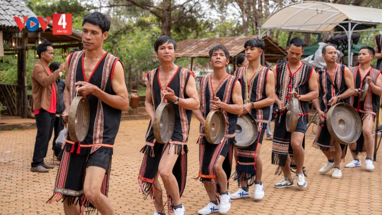 R’RỘ R’RĂM BHIÊC BHAN C’LÂNG PHỐ “CHR’VA TÂN ĐÔR MĂNG ĐEN” RA DIU T’NGAY 3 TẾT