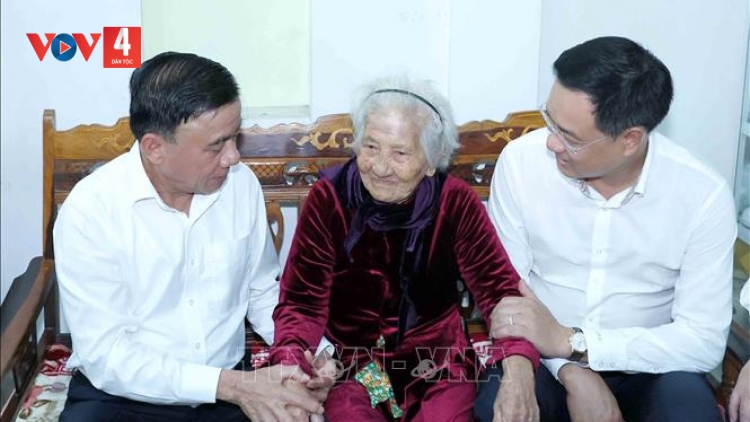 ĐỒNG CHÍ TRẦN CẨM TÚ TƯƠC LUM LÊY TẾT PR’LOỌNG ĐONG CHÍNH SÁCH LÂNG ĐHANUÔR LUM PR’ĂT TR’MÔNG ZR’NĂH K’ĐHAP ĐHỊ TP ĐÀ NẴNG