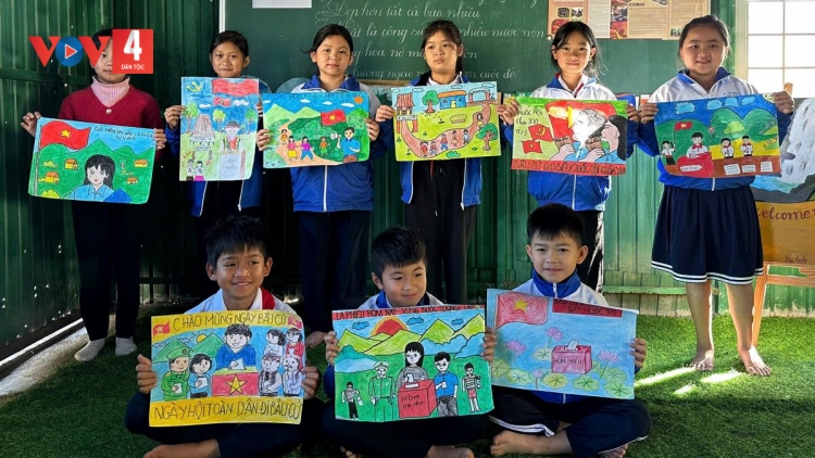 HỌC SINH XƠ ĐĂNG XRĂ TRANH HƠNH DEH T’NGAY BẦU CỬ