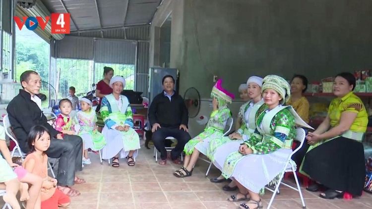 TỨ BÚNG SLUNG QUANG SƠN, MÒN SLỨN SLIM ĐẢY PỈ NOỌNG PHÁC KHẢU BÂƯ PHIẾU BẦU CỬ