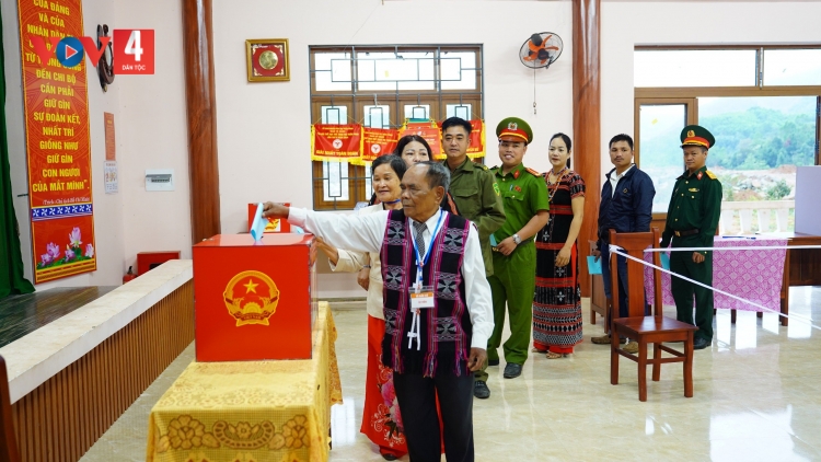 ĐHA NUÔR DA DING CA COONG ĐÔNG GIANG LƯỚT BẦU CỬ