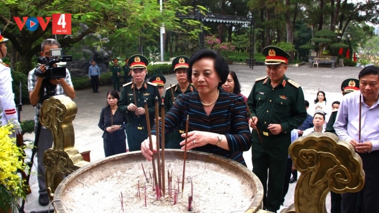 PHÓ THỦ TƯỚNG PHẠM THỊ THANH TRÀ BĂT HƯƠNG CHĂP HAY ANH HÙNG LIỆT SỸ ĐHỊ QUẢNG TRỊ