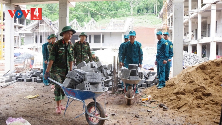 300 cán bộ, chiến sĩ Quảng Trị xuyên đêm xây trường vùng biên giới