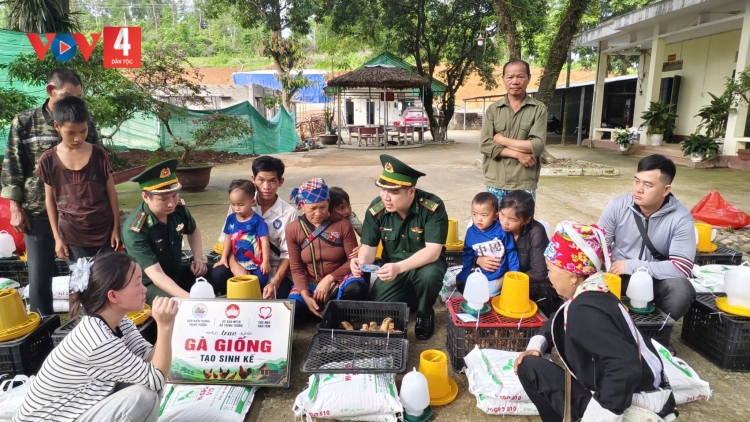 Trao gà giống, tạo sinh kế cho các gia đình khó khăn vùng biên